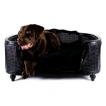 Canapé de luxe pour chien de la collection Lord Lou. Modèle Arthur en chêne et rotin noir.