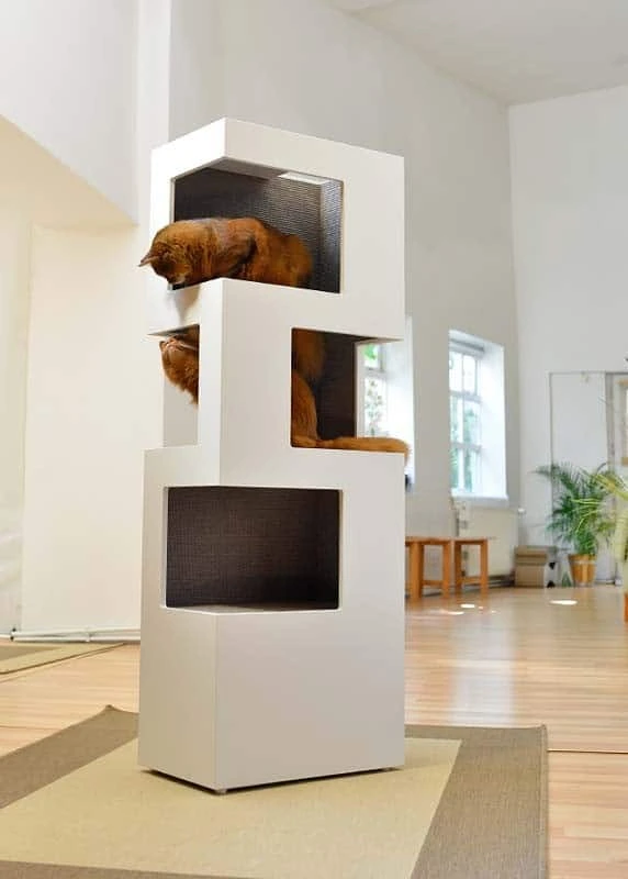 Détail du rangement et de la finition bois d’un arbre à chat d’architecte THE ONE
